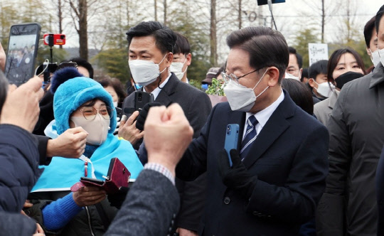 이재명 더불어민주당 대선후보가 5일 전남 담양군 담양읍 담양 에코센터를 방문해 지지자들의 환영을 받고 있다. <연합뉴스>